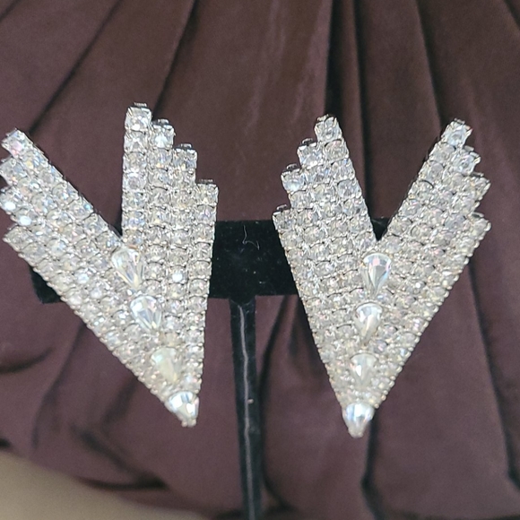 VINTAGE RHINESTONE CLIP EARRINGS IN MINT CONDITION - Picture 2 of 3